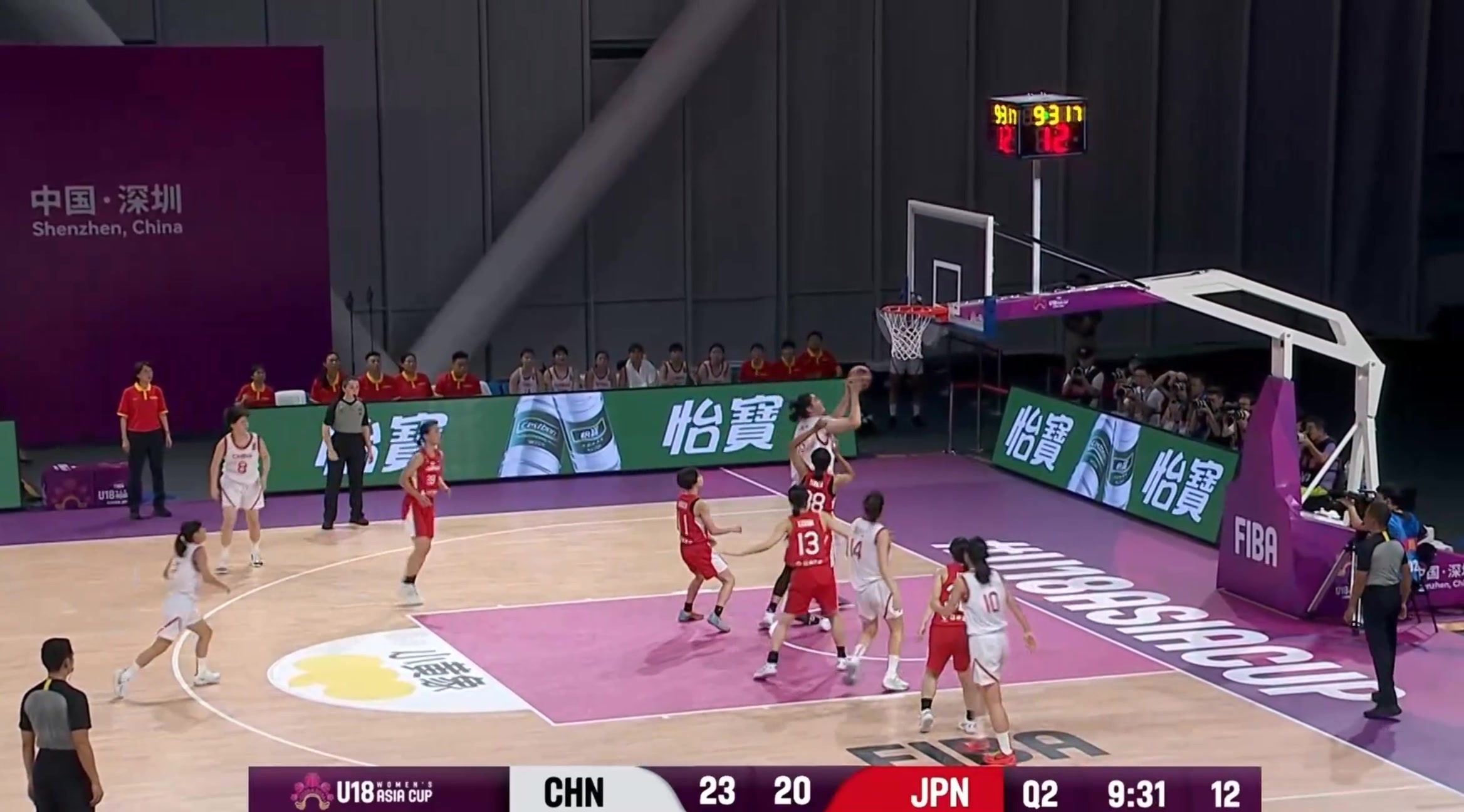 日本女篮队员一看到张子宇在篮下接球，