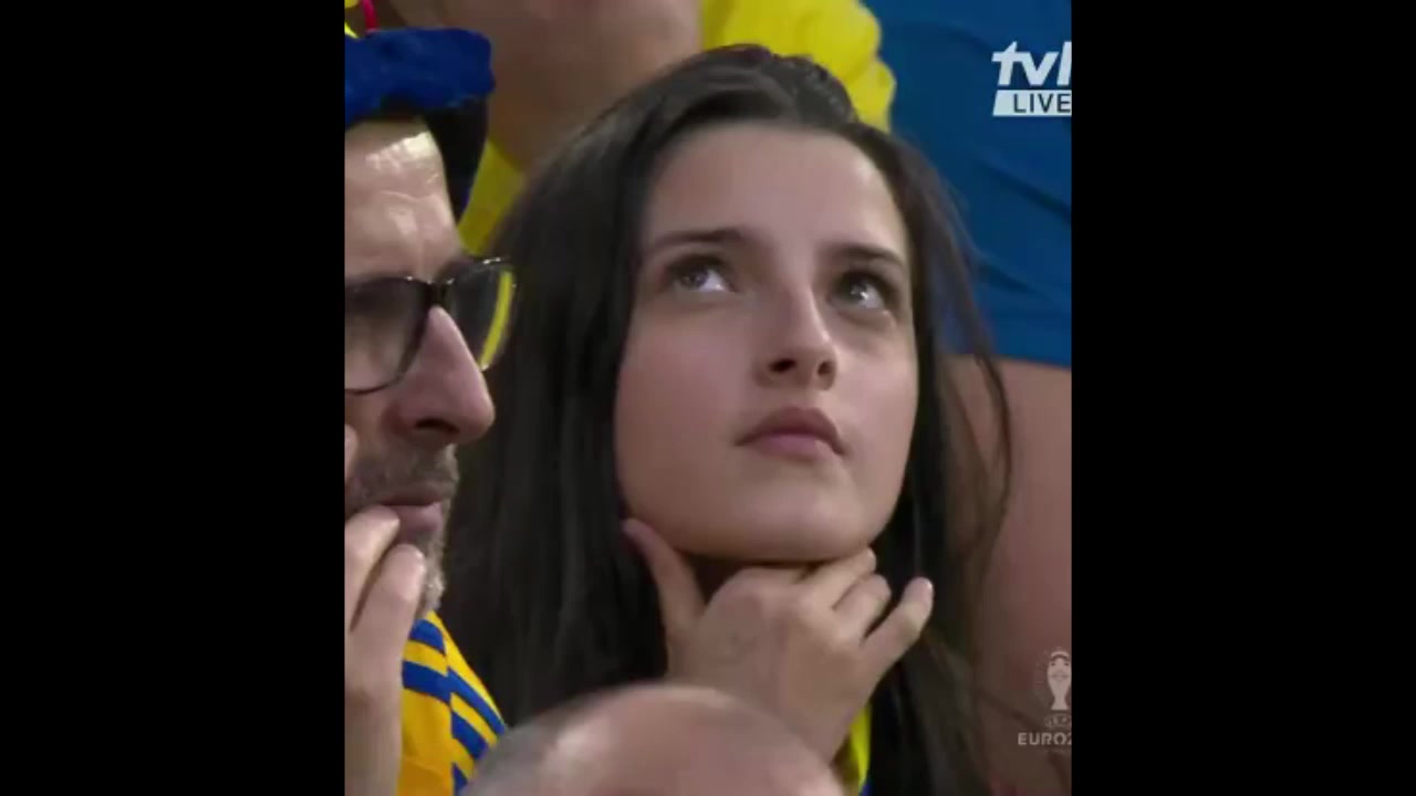 又丢一球！看台一位忧郁的罗马尼亚女球